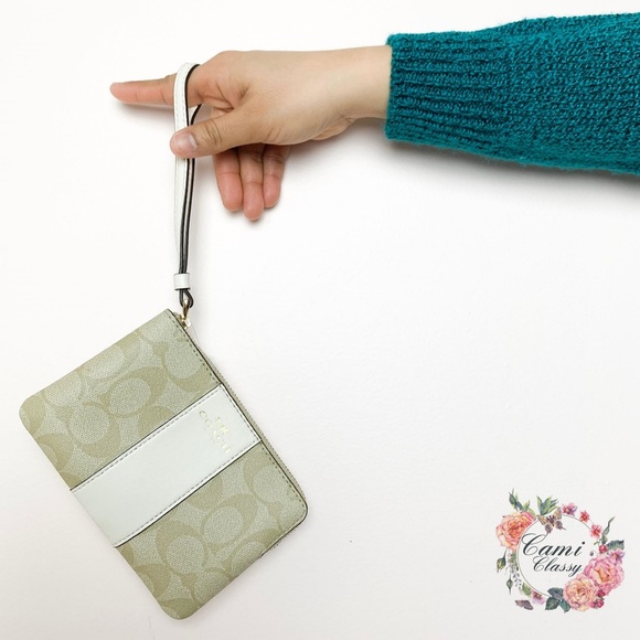 🌷CamiClassy Bags🌷Coach PVC  Wristlet Wallet - Picture 1 of 4